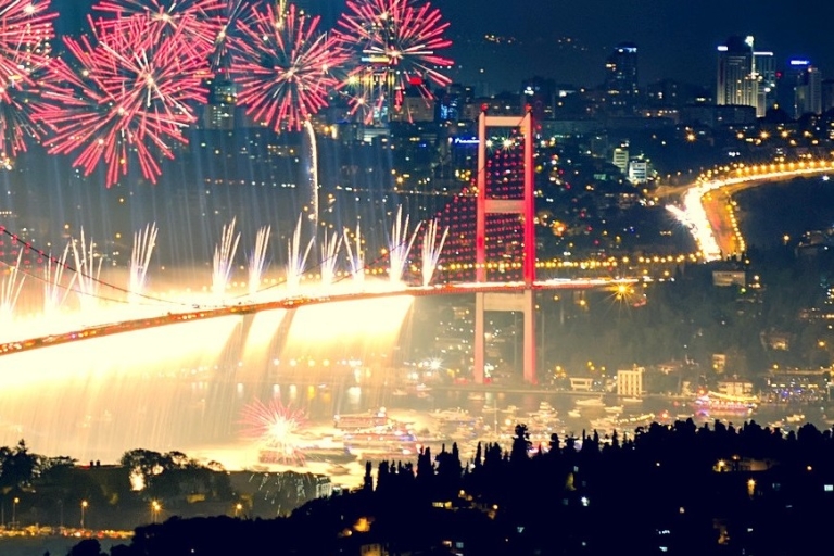 Istanbul: nieuwjaarsfeestcruise met buffet en drankjes