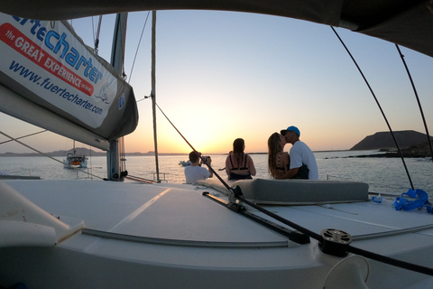 Fuerteventura: Sunset Catamaran Trip to Lobos Island Private Trip
