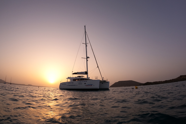 Fuerteventura: Sunset Catamaran Trip to Lobos Island Private Trip