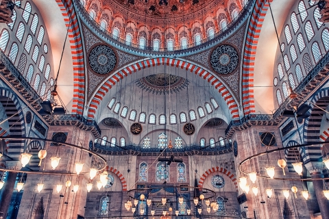 Istanbul: Scavenger Hunt and City Walking Tour