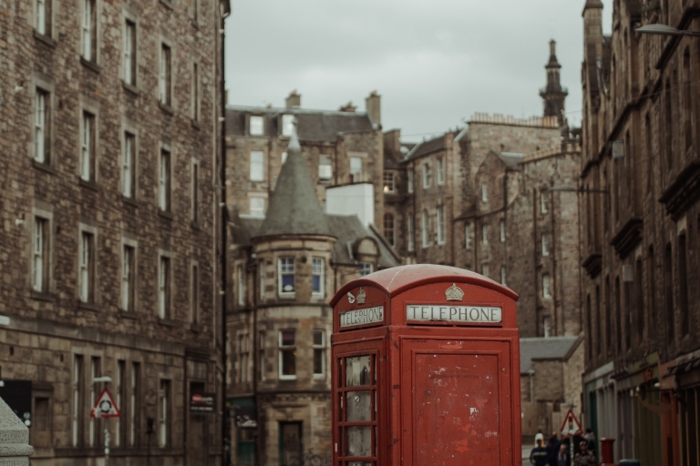 Edinburgh: Self-Guided Scavenger Hunt and City Walking Tour