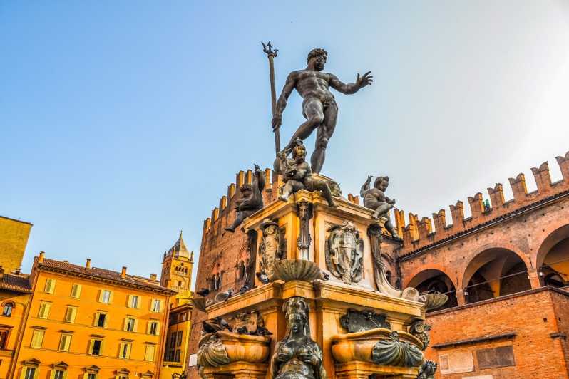 Bologna: Highlights Self-Guided Scavenger Hunt and City Tour