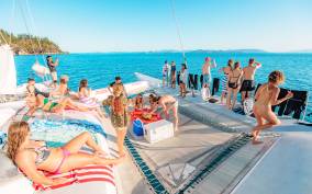 Airlie Beach: 2-Day Whitsunday Islands Sailing Snorkel Tour