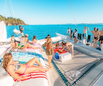 Airlie Beach: 2-Day Whitsunday Islands Sailing Snorkel Tour