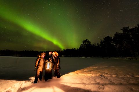 Levi: Northern Lights Evening Van Tour with Barbecue