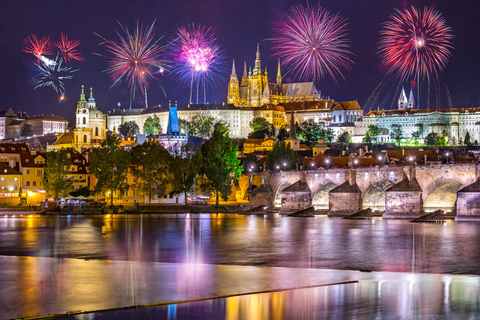 Praga: Crociera di Capodanno con cena e fuochi d&#039;artificioCrociera di Capodanno con cena e bevande illimitate