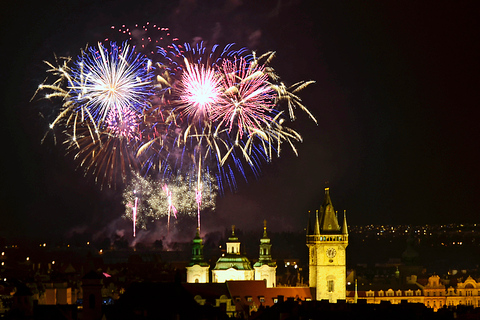 Praga: Crociera di Capodanno con cena e fuochi d&#039;artificioCrociera di Capodanno con cena e bevande illimitate