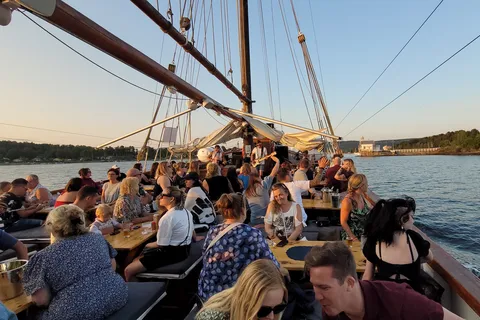Oslo Fjord kvällskryssning med live rockmusik och räkbuffé
