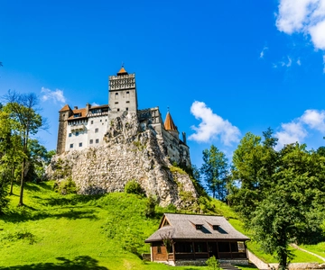 Bucharest: Day Trip to Dracula Castle, Peles Castle & Brașov