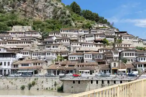 Von Tirana aus: Berat und Belshi See Tagestour