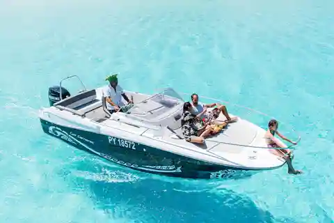 Bora Bora: Private Boat Tour with Snorkeling and Drinks