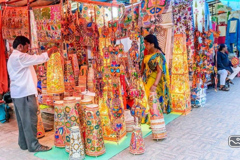 Delhi: Guided Shopping Tour Experience With Female Guide Delhi: Full-Day Private Shopping Tour with Female Guide