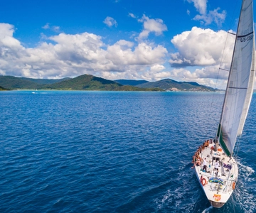 Airlie Beach: 2-Night Whitsundays Sailing Trip with Meals