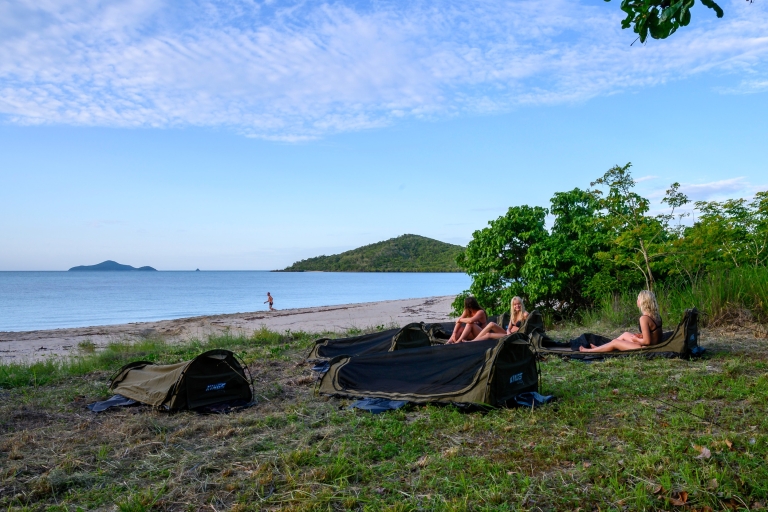 Depuis Airlie Beach : excursion de 2 jours en voilier et camping aux Whitsundays