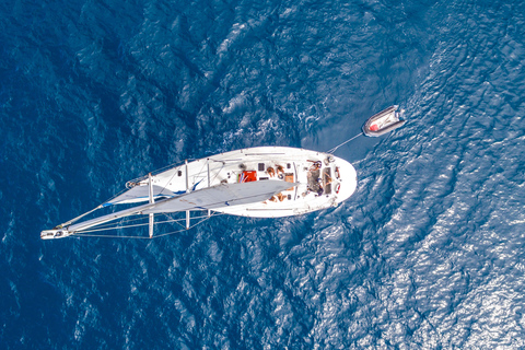 Airlie Beach: Great Barrier Reef 2-Day, 2-Night Sailing Tour