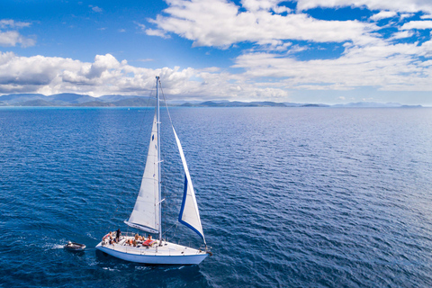 Airlie Beach: Great Barrier Reef 2-Day, 2-Night Sailing Tour
