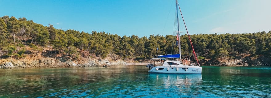 Nikiti : Croisière privée d'une journée en catamaran avec Open Bar