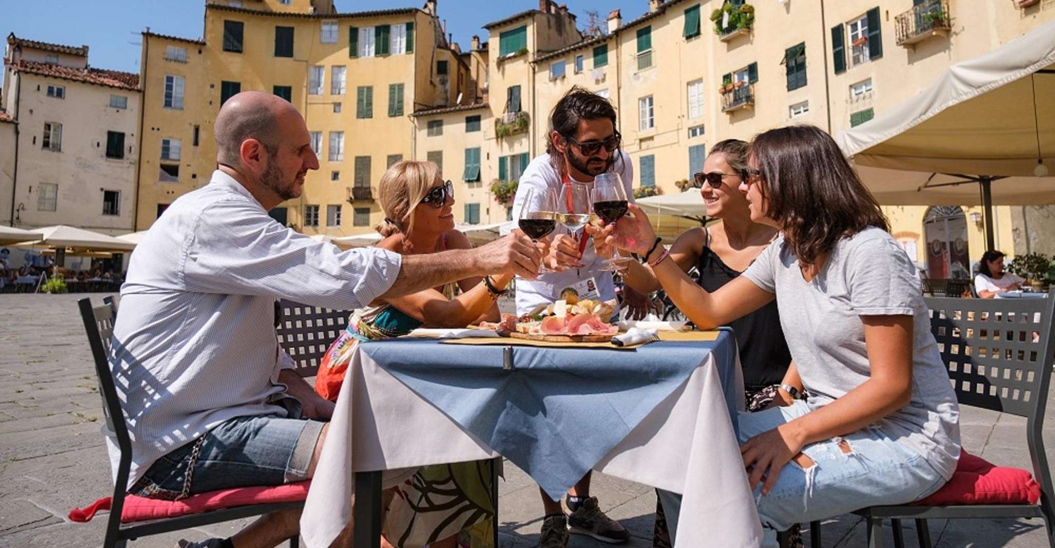 Lucca, Aperitivo Abendessen und Weintour - Hizvo