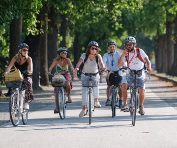 Lucca: 3-Hour Bikes & Bites Foodie Adventure like a Local