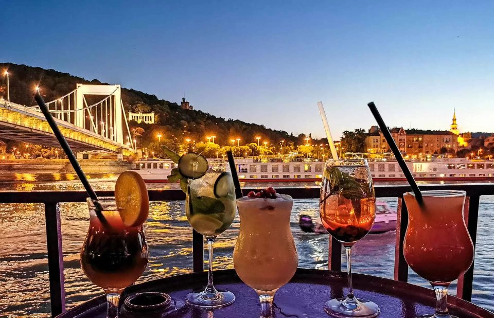 Budapest: Danube Sunset Cocktail Cruise