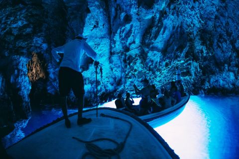 Spalato: tour della Grotta Azzurra, 5 isole e snorkeling in motoscafo