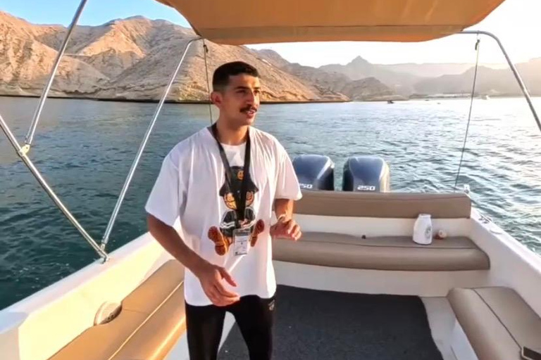 Muscat: Qantab Boat Trip with Dolphin Watching & Snorkeling