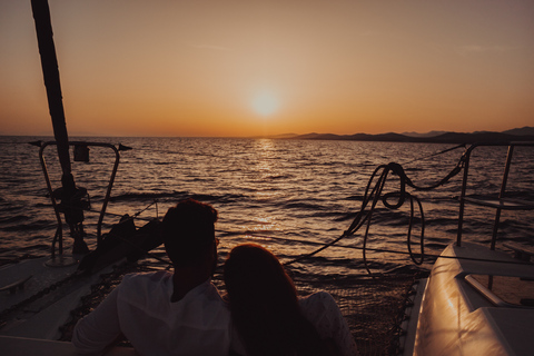 Nikiti : croisière privée en catamaran au coucher du soleil avec boissons