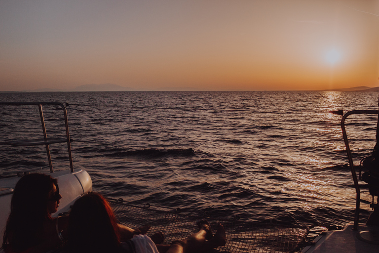 Nikiti : croisière privée en catamaran au coucher du soleil avec boissons