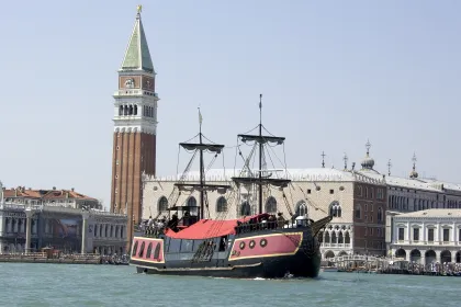 Venedig: Karneval-Party-Bootsfahrt