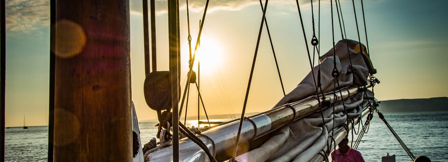 Marseille: Coucher de Soleil en Voilier, Buffet et Vin