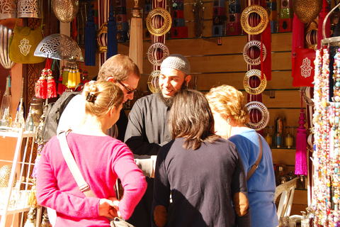 Marrakch: Souks and Foundouks Walking Tour med marockanskt teEn liten grupptur