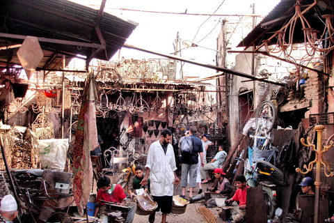 Marrakch: Souks and Foundouks Walking Tour med marockanskt teEn liten grupptur