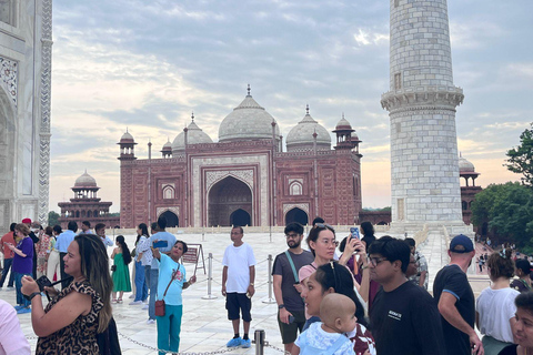 De Delhi : Tour du Taj Mahal au lever du soleil à AgraSeulement le guide (pas de voiture, de frais d&#039;entrée et de repas)