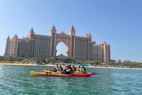 Dubái: tour guiado en kayak por Palm JumeirahTour guiado en kayak doble por Palm Jumeirah