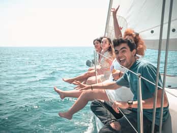 Barcelona: Crucero en velero de dos horas al mediodía o al atardecer