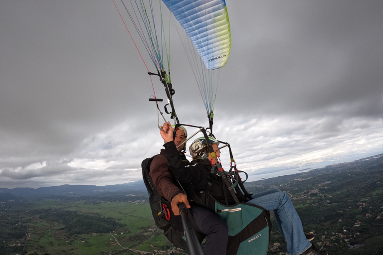 Corfu: voo duplo de parapente acima da cidade de PelekasPelekas: voo duplo de parapente