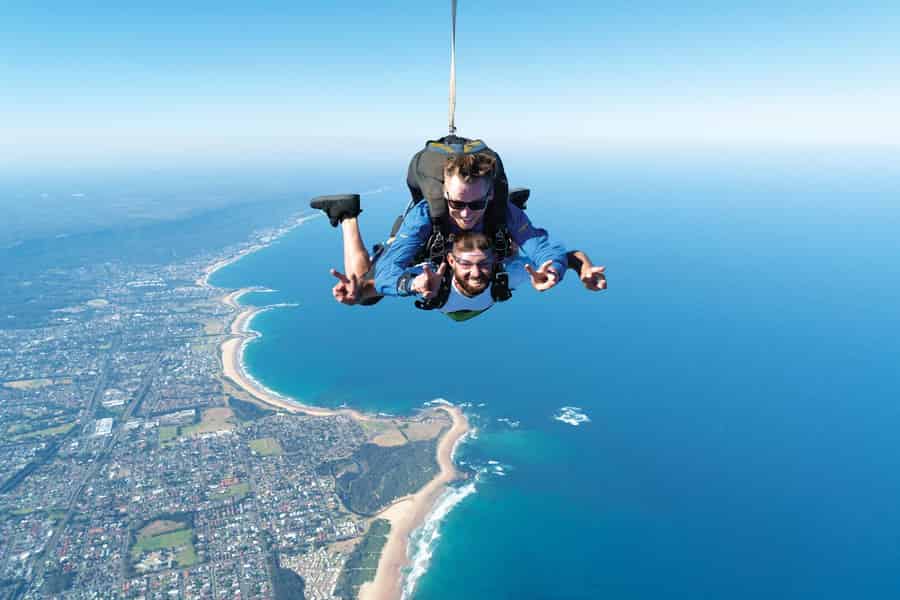 Von Sydney: Tandem-Fallschirmsprung über dem Strand. Foto: GetYourGuide