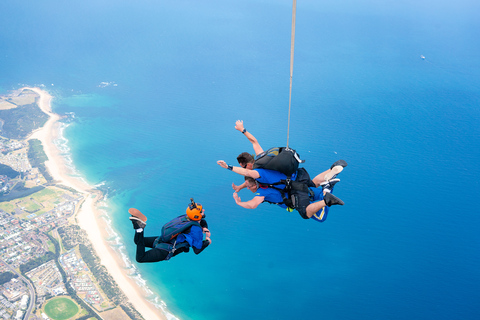 Sydney, Wollongong: Tandem Beach Skydive da 15.000 piediTandem di Wollongong in spiaggia nei giorni feriali