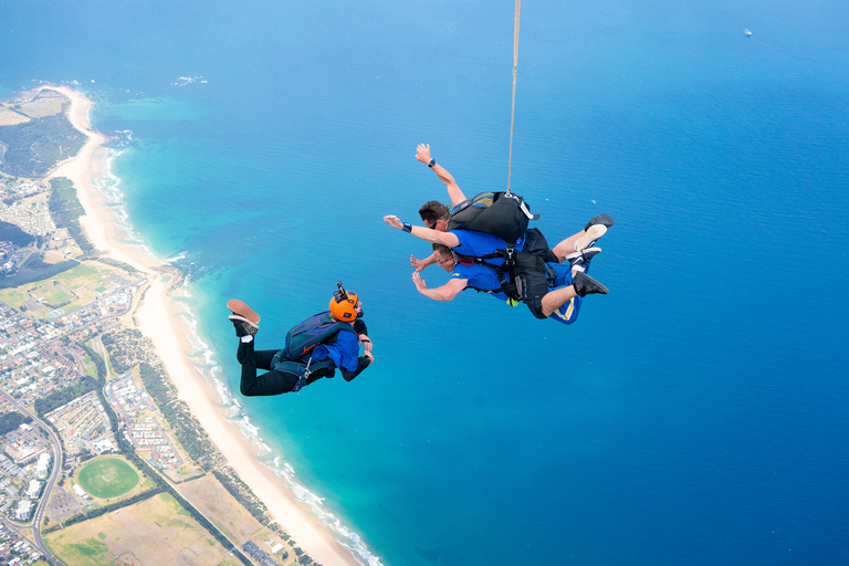 Sydney, Wollongong: Tandem Beach Skydive da 15.000 piediTandem di Wollongong in spiaggia nei giorni feriali