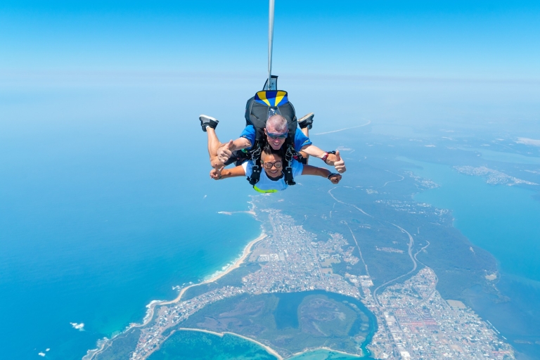 Newcastle: Tandem Beach Skydive met optionele transfersNewcastle: Tandem Beach Skydive met transfer vanuit Sydney