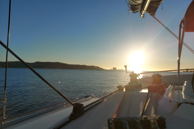 Lisbonne : croisière en catamaran au coucher du soleil avec verre de bienvenue