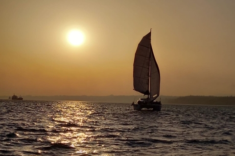 Lisbonne : croisière en catamaran au coucher du soleil avec verre de bienvenue