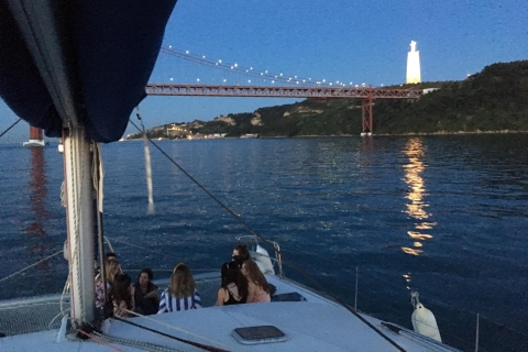 Lisboa: crucero en catamarán al atardecer con bebida de bienvenida