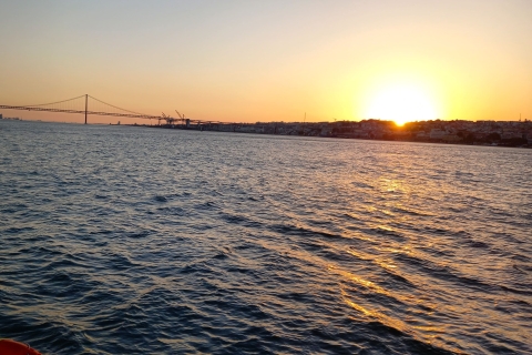 Lisboa: crucero en catamarán al atardecer con bebida de bienvenida