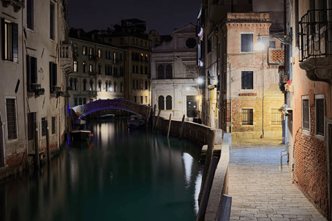 Veneza: excursão a pé noturna pelos destaques e joias escondidasTour compartilhado em inglês