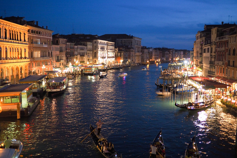 Veneza: excursão a pé noturna pelos destaques e joias escondidasTour compartilhado em inglês