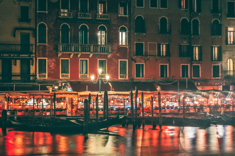 Veneza: excursão a pé noturna pelos destaques e joias escondidasTour compartilhado em inglês