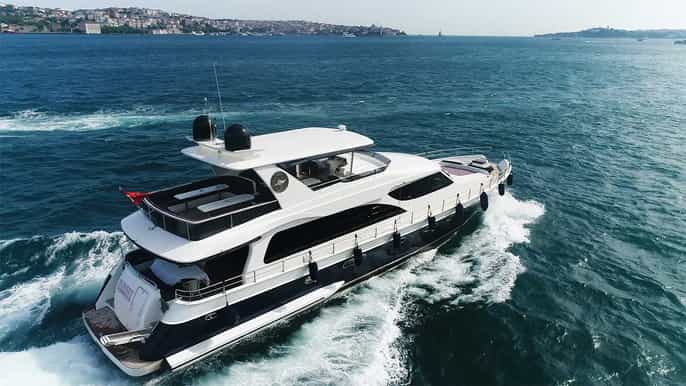 Istanbul: Bosphorus Yacht Cruise with Stopover on Asian Side