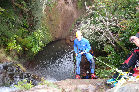 Da Funchal: Canyoning sull&#039;isola di Madeira per principiantiDa Funchal: canyoning sull&#039;isola di Madeira per principianti