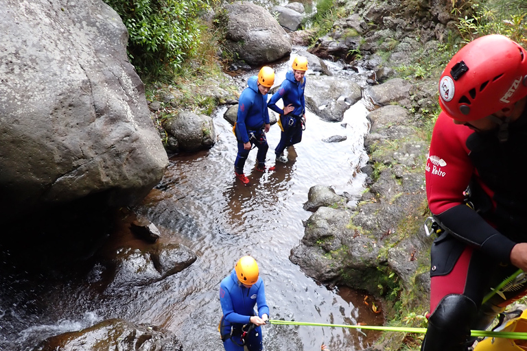 Da Funchal: Canyoning sull&#039;isola di Madeira per principiantiDa Funchal: canyoning sull&#039;isola di Madeira per principianti